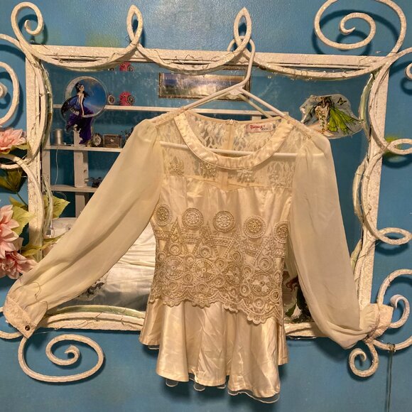 Ladies Top, Off White, Lace and Ruffled hem Size Small - Picture 1 of 7